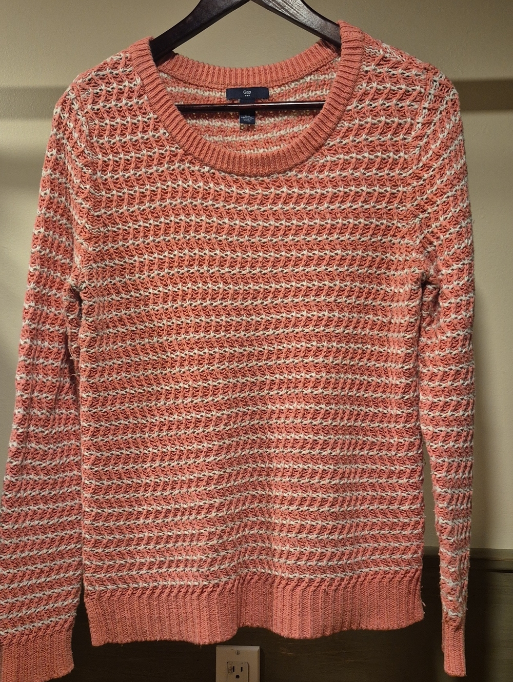 GAP Women's Coral and Cream Marled Crewneck Sweater